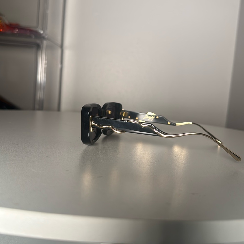 Dezi drippy sunglasses